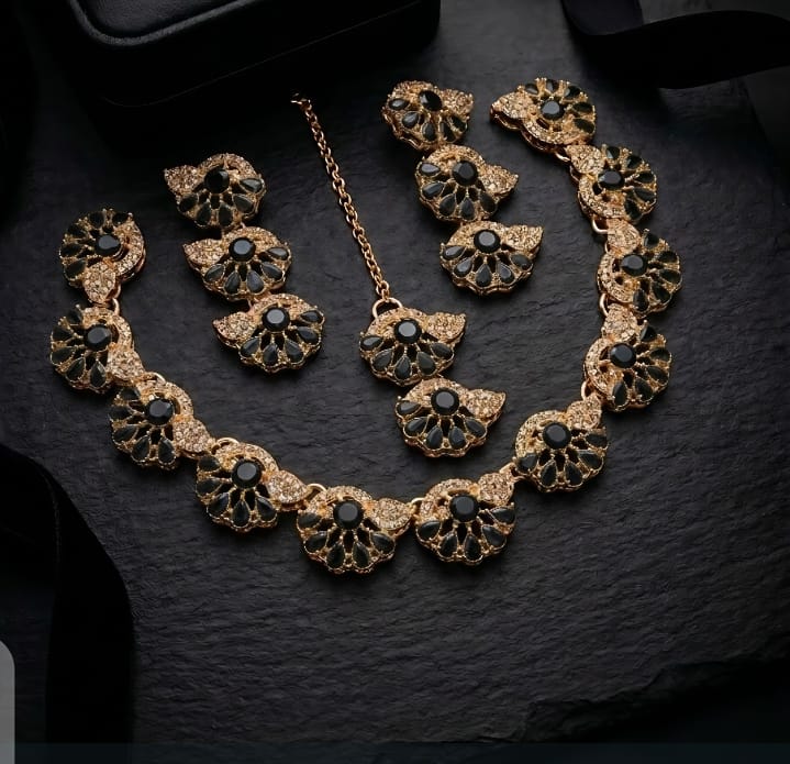 Veyra Casting Necklace Set Elegant Shine That Turns Heads