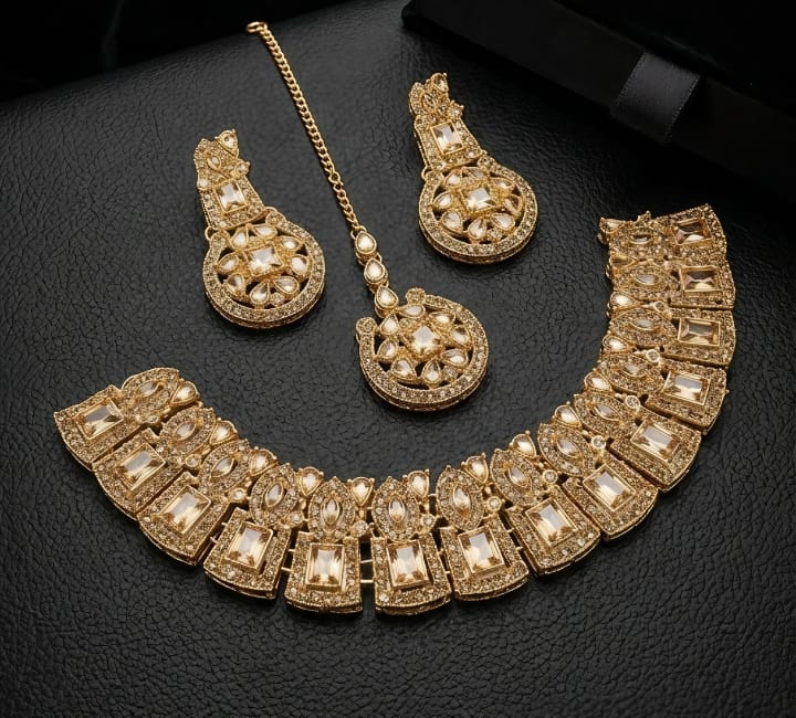 Classic Casting Necklace Set Modern Elegant Jewelry for Women